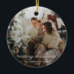 Modern Merry kerstversiering Keramisch Ornament<br><div class="desc">Een moderne vakantiefotoversiering met een manuscript "vrolijk Kerstfeest" in wit. De naam en het jaar kunnen eenvoudig worden aangepast voor een persoonlijke aanraking. Een trendy,  minimalistische en moderne vormgeving om dit vakantieseizoen uit te kunnen staan!</div>