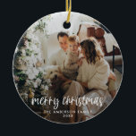 Modern Merry kerstversiering Keramisch Ornament<br><div class="desc">Een moderne vakantiefotoversiering met een manuscript "vrolijk Kerstfeest" in wit. De naam en het jaar kunnen eenvoudig worden aangepast voor een persoonlijke aanraking. Een trendy,  minimalistische en moderne vormgeving om dit vakantieseizoen uit te kunnen staan!</div>