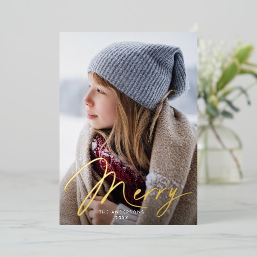 Modern Merry Signature Script Gingerbread Foto Folie Feestdagenkaart (Staand Voorkant)