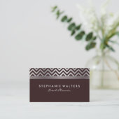 Modern Metallic Silver Chevron en Burgundy Visitekaartje (Staand voorkant)
