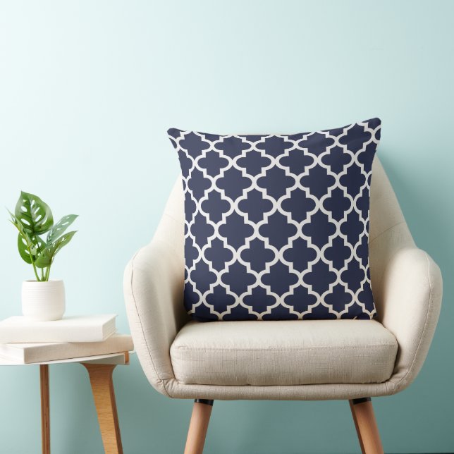 Modern Midnight Blue en White Quatrefoil Pattern Kussen (Stoel)