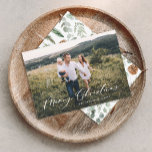 Modern minimaal 1 foto-kerstelegant script Ho Feestdagenkaart<br><div class="desc">Moderne minuscule bladeren met een jaar om de kerstkaart van de scriptvakantie te onthouden. Met de hand geschilde eucalyptus,  een minimale bladermassa en een moderne rustige rivierkreet geven deze vakantiekaart een luxueus gevoel. In de klas groenen,  browsen en grays.</div>