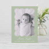 Modern minimaal Elegant Sage Green Pasgeboren Baby Aankondiging (Staand voorkant)