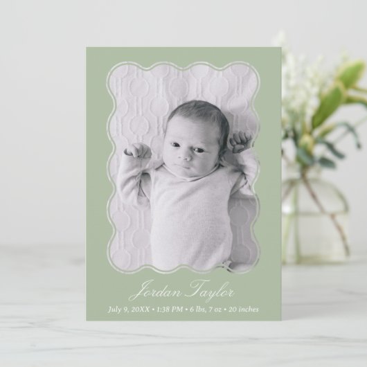 Modern minimaal Elegant Sage Green Pasgeboren Baby Aankondiging (Staand voorkant)