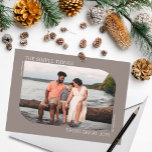 Modern minimaal gebogen Lijst 1 Kerstmis Feestdagenkaart<br><div class="desc">Met al onze ongerustheid in ons leven (vooral rond het vakantieseizoen) is deze eenvoudig ontworpen kerstfotokaart perfect voor het sturen naar familie en vrienden! Het kenmerkt een horizontaal georiënteerd gebogen lijst van hoeken en een eenvoudig tan bruin en wit kleurenschema. De tekst luidt: "De eenvoudige dingen brengen grote vreugde, "...</div>