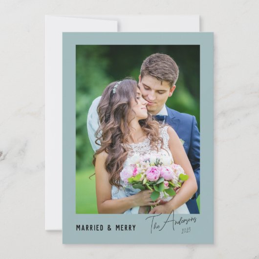 Modern minimaal getrouwd & vrolijk Pas getrouwd Feestdagenkaart (Voorkant)