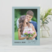 Modern minimaal getrouwd & vrolijk Pas getrouwd Feestdagenkaart (Staand voorkant)