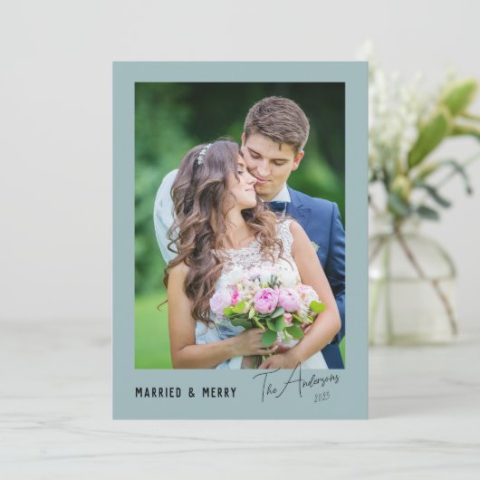 Modern minimaal getrouwd & vrolijk Pas getrouwd Feestdagenkaart (Staand voorkant)