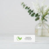 Modern Minimaal Groene Blad Logo Mini Visitekaartje (Staand voorkant)