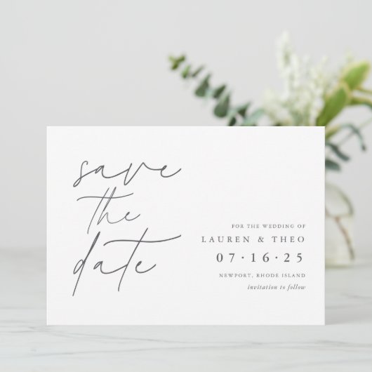 Modern minimaal handgeschakeld script save the date (Staand voorkant)