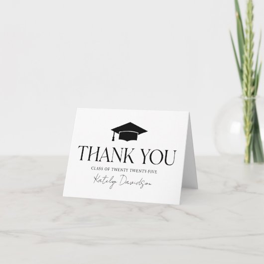 Modern Minimaal Zwart Serif Afstuderen Bedankkaart (Voorkant)