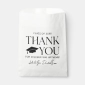 Modern Minimaal Zwart Serif Afstuderen Bedankzakje (Voorkant)