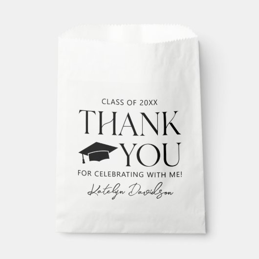 Modern Minimaal Zwart Serif Afstuderen Bedankzakje (Voorkant)