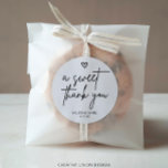 Modern Minimal Een zoete dank u bruiloft gunst Ronde Sticker<br><div class="desc">Deze moderne minimalistische A Sweet Thank You bruiloft gunst stickers zijn ideaal voor een minimalistische bruiloft of een moderne bruiloft. Dit eenvoudige ontwerp is voorzien van een handschrift lettertype dat perfect is voor uw evenement. alle bewoordingen in elke kleur. Je kunt ook elk afbeelding toevoegen, als je wilt! Personaliseer deze...</div>