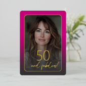 Modern Minimal Fifty Fabulous Photo Pink Birthday Folie Uitnodiging (Staand Voorkant)
