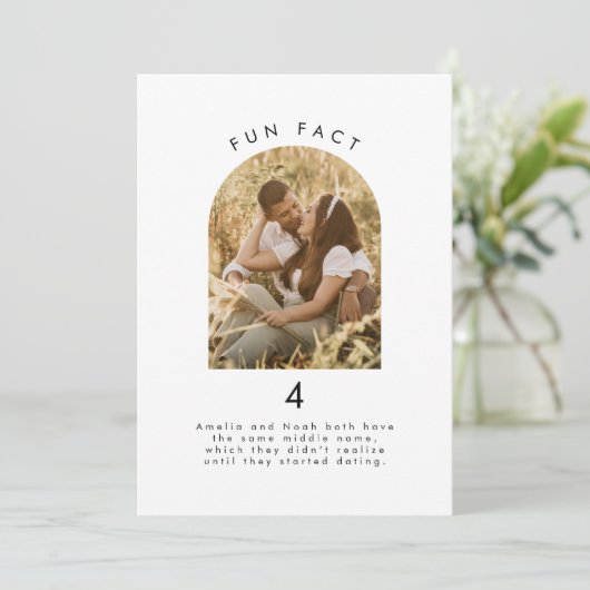 Modern Minimal Fun Fact Trouwfoto Tafelnummer (Staand voorkant)