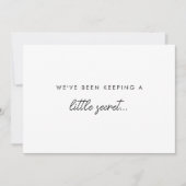 Modern Minimal "Little Secret" Baby Pregnancy Aankondiging (Voorkant)