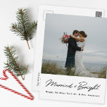 Modern Minimal Married and Bright Pas getrouwd Fot Briefkaart<br><div class="desc">Nieuw ontworpen kerst briefkaarten met een modern zwart-wit ontwerp met handbelettering en uw persoonlijke kerstgroet.</div>