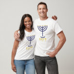 Modern Minimal Menorah Paleo Hebrew Navy Gold T-shirt<br><div class="desc">Moderne minuscule Menorah-design in de marine met faux gouden folie op de kaarsentips en Paleo Hebrew-letters onder de Menorah. De Paleo Hebreeuwse brieven schreven het woord Menorah uit: Mem, Nun, Resh, Hey. Hun betekenis is in het kort Mem - Chaos Mighty Blood; Nun - Continue Heir Son; Resh - First...</div>