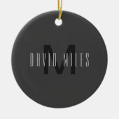 Modern Minimal Monogram Design Bewerkbaar Donkergr Keramisch Ornament (Voorkant)