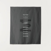 Modern Minimal Monogram Design Bewerkbaar Donkergr Wandkleed (Voorkant)