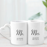 Modern Minimal Mr. en Mrs. Passen getrouwd Loversmokken<br><div class="desc">De koffieset van de op maat ontworpen geliefde met Mr. Mrs.,  de achternaam van het paar en de trouwdatum in een minimalistisch zwart-wit ontwerp. mok Deze minnaar's mok set maakt een perfecte bruiloft en Valentijnsdag cadeau voor de pasgetrouwden.</div>