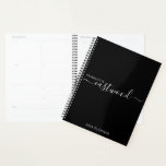 Modern Minimal Script Monogram Black Planner 2025<br><div class="desc">Een moderne minimalistische 2025 planner,  met elegant wit script monogram op zwart. U kunt kiezen uit een harde of zachte hoes.</div>