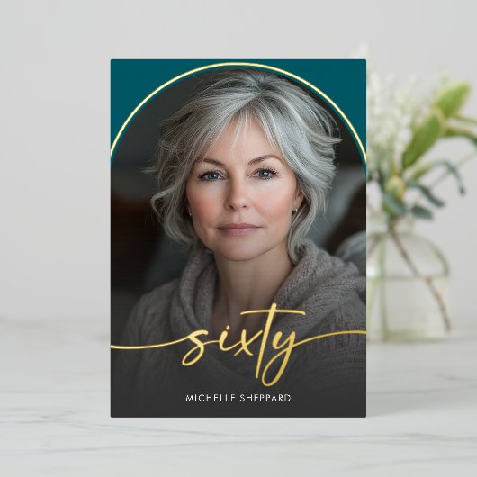 Modern Minimal Teal Arch Sixtieth Birthday Folie Uitnodiging (Staand Voorkant)
