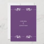 Modern Minimal White Floral Dark Purple Wedding Aankondiging (Achterkant)