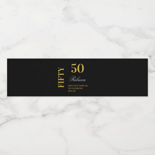 Modern Minimal Zwart en Goud 50e Verjaardagsfeest Waterfles Etiket (Enkel label)