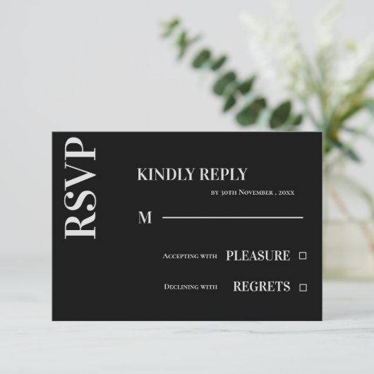 Modern minimalist Black White Typography Wedding RSVP Kaartje (Staand voorkant)