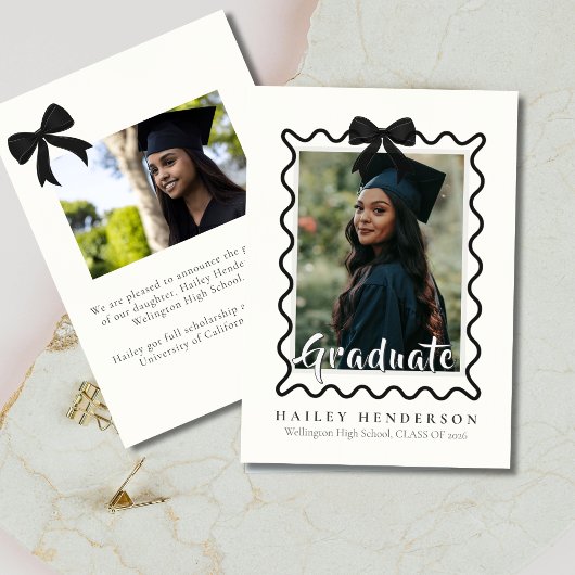 Modern Minimalist Bow Frame Graduation Photo Aankondiging