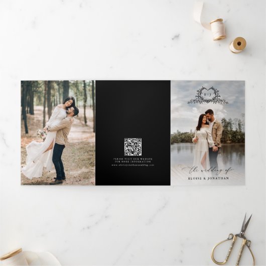 Modern Minimalist Crest monogram Wedding Invite Drieluik Programma (Buitenkant)