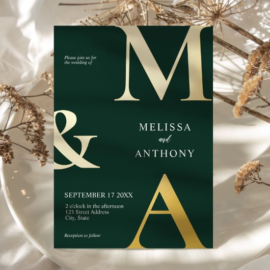 Modern minimalist Emerald Green Monogram Weddensch Folie Uitnodiging