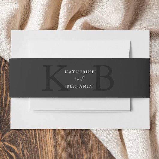 Modern Minimalist Matte Black Monogram Wedding Uitnodigingen Wikkel
