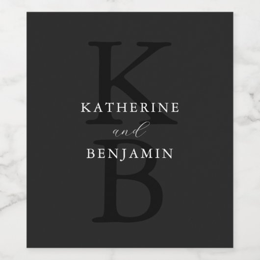 Modern Minimalist Matte Black Monogram Wedding Wijn Etiket (Enkel label)