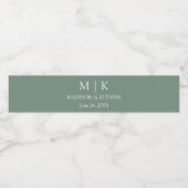 Modern minimalist Monogram Wedding Sage Green Waterfles Etiket (Enkel label)