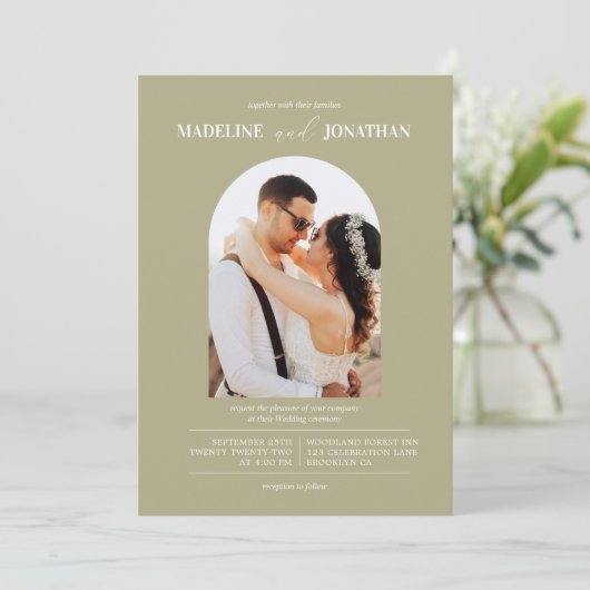 Modern minimalist Sage Green Photo Arch Wedding Kaart (Staand voorkant)