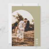 Modern minimalist Sage Green Photo Arch Wedding Kaart (Achterkant)