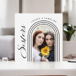 Modern Minimalist Sisters Photo Arch Fotoplaat<br><div class="desc">Een speciaal cadeau voor uw zus, of het nu een familielid of een studentenzus is, dit moderne stijlvolle plaqueontwerp heeft een eigentijdse geometrische boog lijst sjabloon om te personaliseren met uw geselecteerde foto. Vier uw relatie van zusterschap en speciale tijden samen met dit aangepaste geschenk dat uw speciale band en...</div>