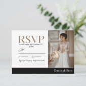 Modern Minimalist Wedding RSVP Card with Photo (Staand voorkant)