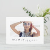 Modern minimalistisch aangepast Afstuderen Aankondiging (Staand voorkant)