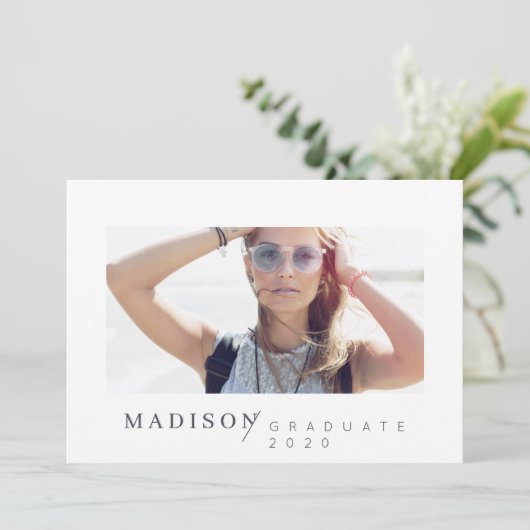 Modern minimalistisch aangepast Afstuderen Aankondiging (Staand voorkant)