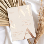 Modern minimalistisch beige Roos Gold Monogram bru Folie Uitnodiging<br><div class="desc">Moderne minimalistische beige Roos Gold Foil Wedding Invitation. Biedt een vettige monogram typografie en een minimaal grafisch ontwerp. Pas tekst aan met alle details van uw speciale dag.</div>