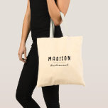 Modern minimalistisch | Bridesmaid Wedding Tote Bag<br><div class="desc">Creëer je eigen bruidsmeisje canvas tassen. Een eenvoudig en modern design in zwart-wit kleur met handgeschreven kalligrafie en een speelse informele typografie voor een minimalistische,  gedurfde en coole look. Om het even welke doopvont,  om het even welke kleur,  geen minimum.</div>