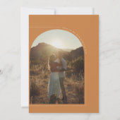 Modern minimalistisch Brunt Oranje Arch Photo Wedd Kaart (Achterkant)