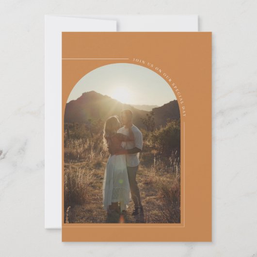 Modern minimalistisch Brunt Oranje Arch Photo Wedd Kaart (Achterkant)