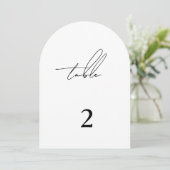 Modern minimalistisch eenvoudig boogtafelnummer kaart (Staand voorkant)