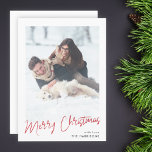 Modern minimalistisch | Eenvoudige stijlvolle kers Feestdagenkaart<br><div class="desc">Een stijlvolle foto-vakantiekaart met een informeel casual handgeschreven script met de opdruk "Vrolijk kerstfeest" in het rood op een eenvoudige, minimalistische witte achtergrond. De foto en de naam kunnen gemakkelijk voor een persoonlijke aanraking worden aangepast. Een eenvoudig, minimalistisch en hedendaags kerstontwerp om dit vakantieseizoen te weerstaan! Een eenvoudig, minimalistisch en...</div>