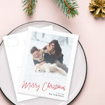 Modern minimalistisch | Eenvoudige stijlvolle kers Feestdagenkaart<br><div class="desc">Een stijlvol briefkaart voor fotovakantie met een informeel casual handgeschreven script, typografie "Vrolijk kerstfeest" in rood op een eenvoudige, minimalistische witte achtergrond. De foto en de tekst kunnen gemakkelijk voor een persoonlijke aanraking worden aangepast. Een eenvoudig, minimalistisch en hedendaags kerstontwerp om dit vakantieseizoen te weerstaan! Een eenvoudig, minimalistisch en hedendaags...</div>